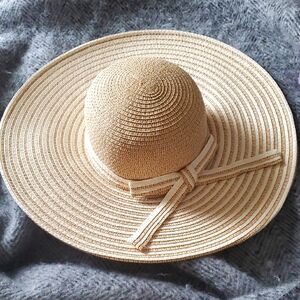 NWOT Elegant Wide-Brimmed Hat – Classy Feminine Summer Accessory